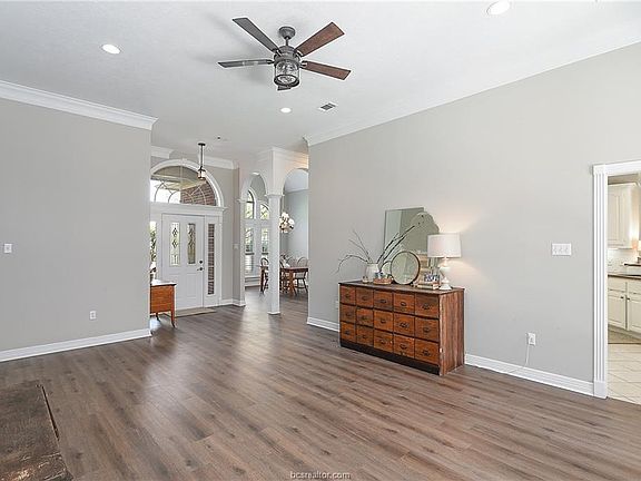 4th image of 812 Royal Adelade Dr