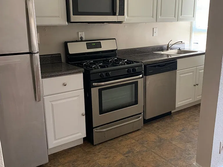 1733 Poplar Ave #7 — Photo 3