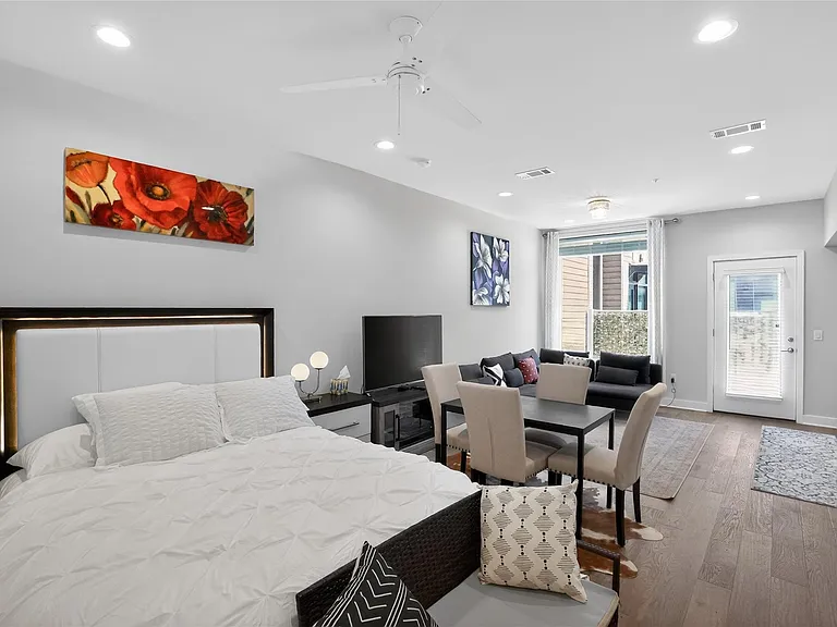 1800 E 4th St #202 — Photo 5