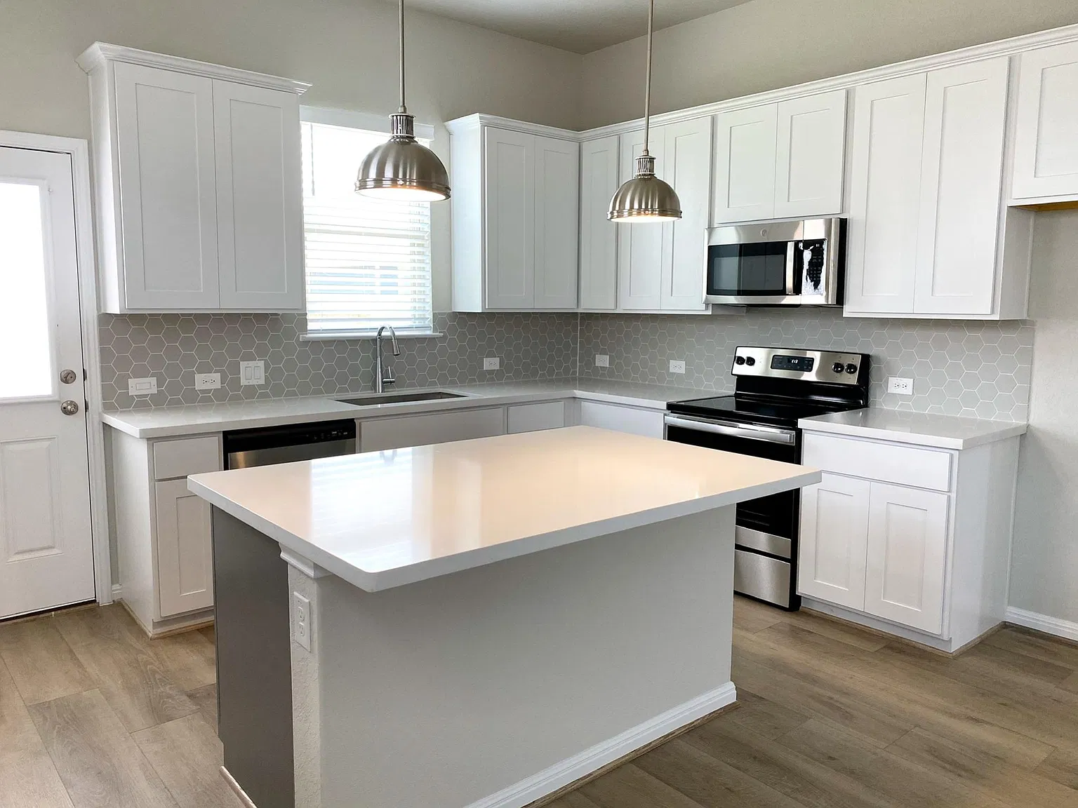 736 Windflower — Photo 4