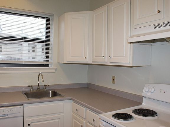 2nd image of 119 Baywood Ave #3B