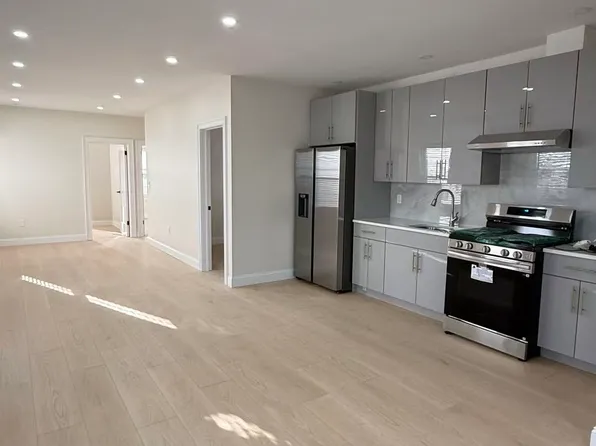 45-76 159th St #1F, Flushing, NY 11358