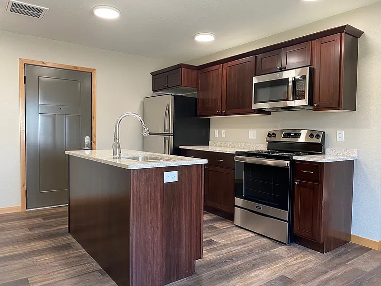 Sunset Place Apartments — Photo 37