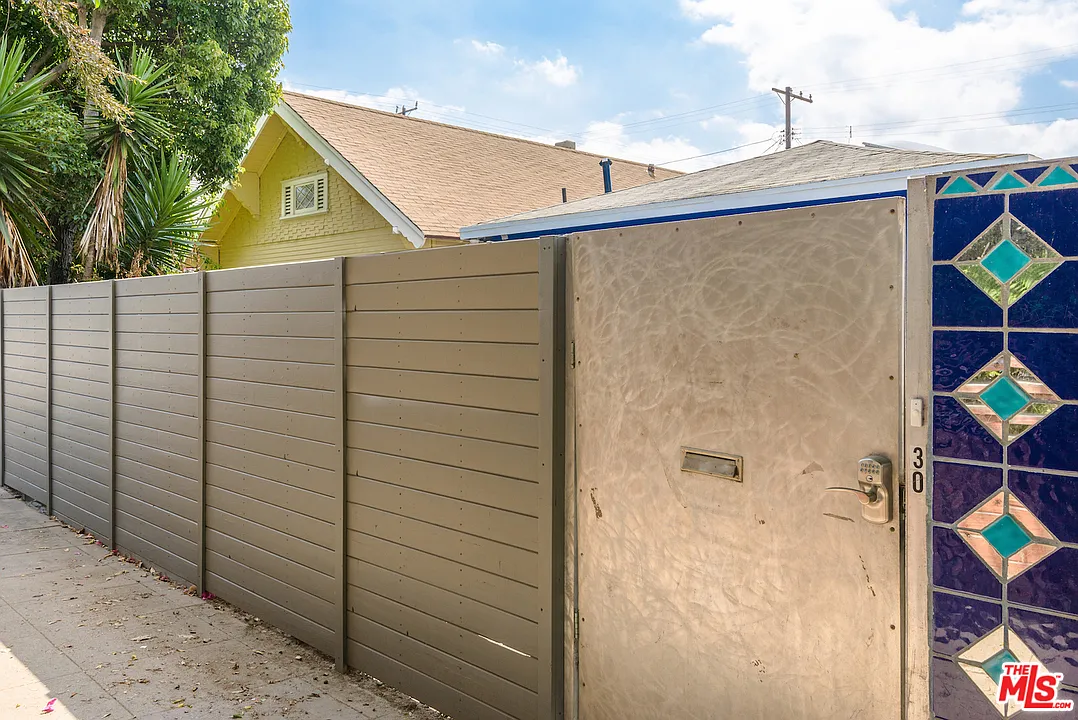 2 bed, 1.5 bath, 800 sqft, $6,500 — Photo 3