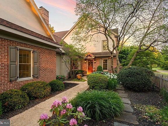 5th image of 1334 Beaconfield Ln