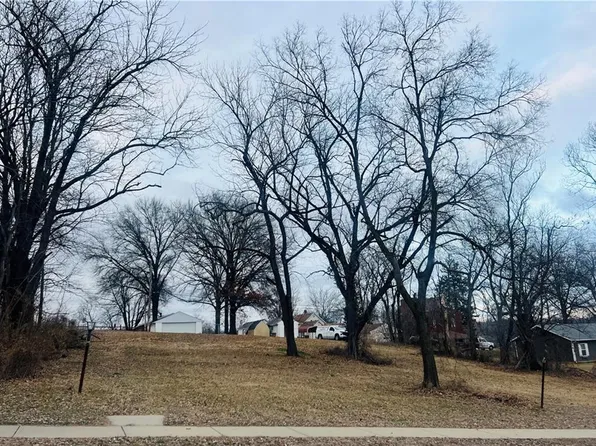 1029 Atchison St, Atchison, KS 66002
