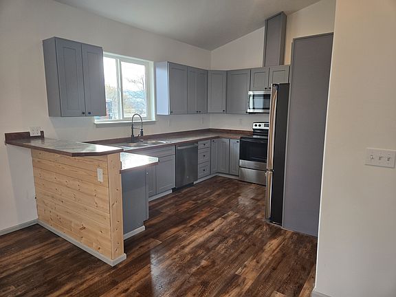 Open kitchen with breakfast bar