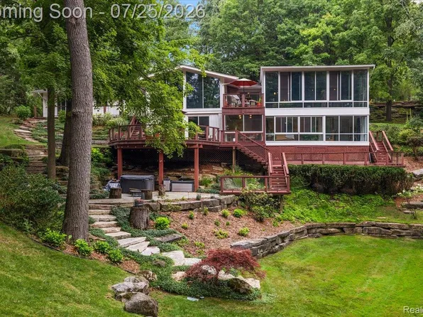 4910 Malibu Dr, Bloomfield Hills, MI 48302