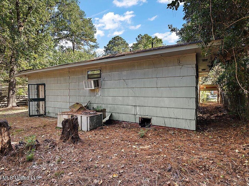 20th image of 920 Sumac Ave