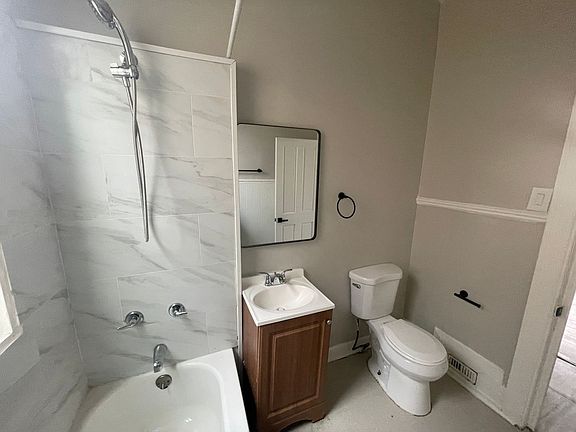 4th image of 2010-2014 W Pierce St #2703ec2ad