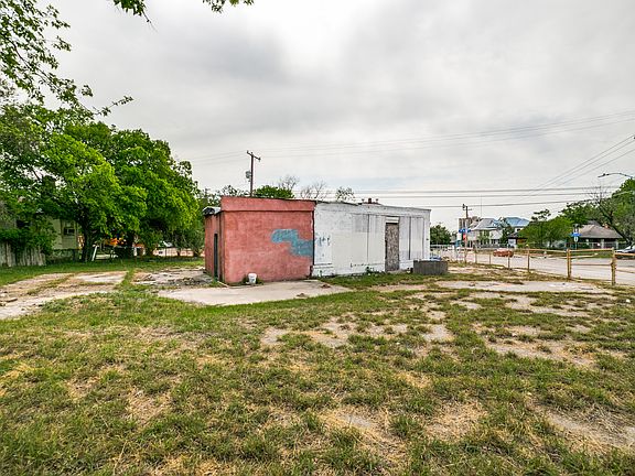 4th image of 2602 N Flores St