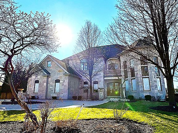 2nd image of 904 S Edgewood Ln