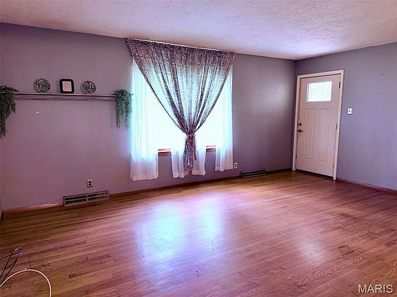 3rd image of 20 Oaklawn Dr