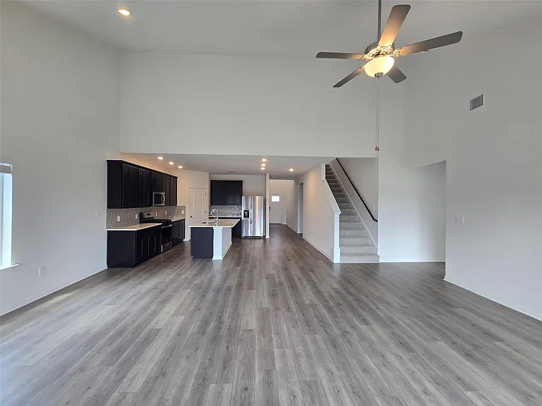 715 Universal Dr — Photo 12