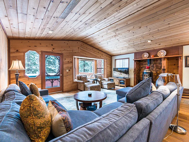 7995 Forest Glen Dr — Photo 1