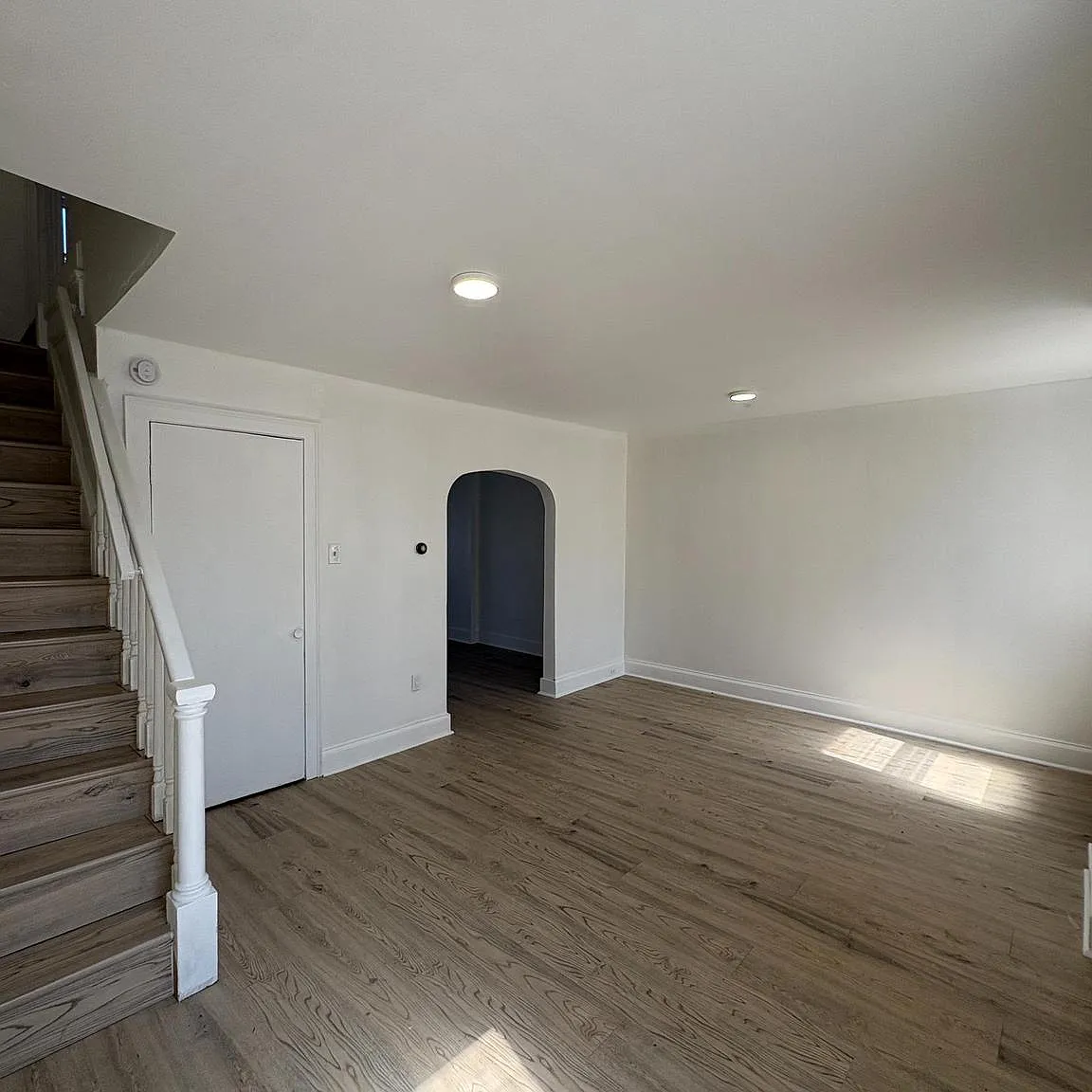 3 bed, 1.0 bath, 1040 sqft, $1,900 — Photo 2