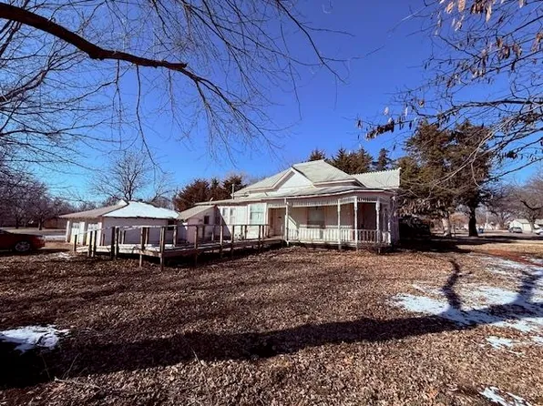 327 S Maple St, Douglass, KS 67039