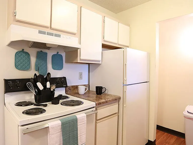 HUNTERS OAK APARTMENTS — Photo 3