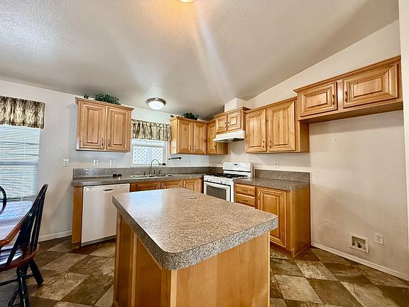 4th image of 140 Clipper Ln