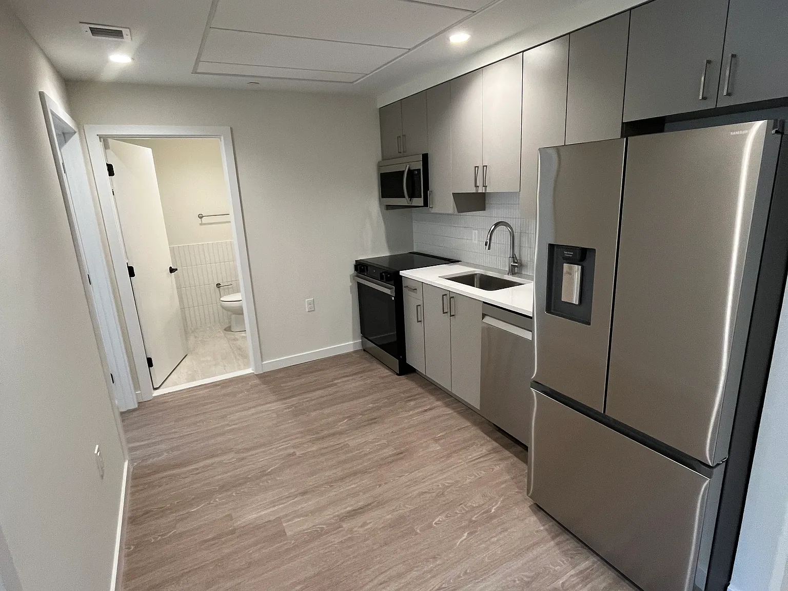 3 bed, 698 sqft, $5,150 — Photo 2