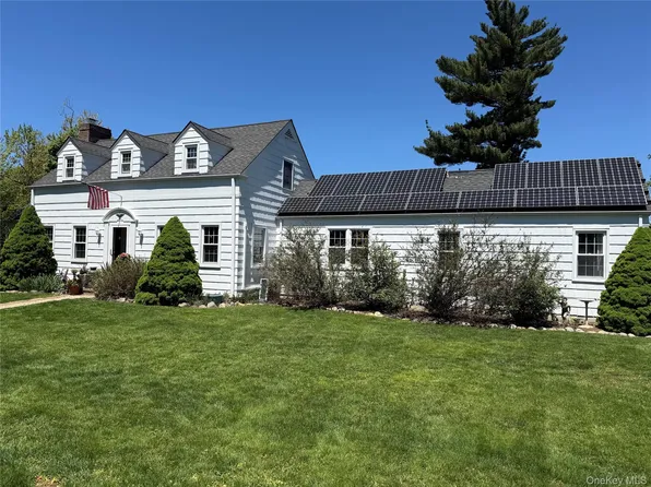 1 E Rogues Path, Huntington Station, NY 11746