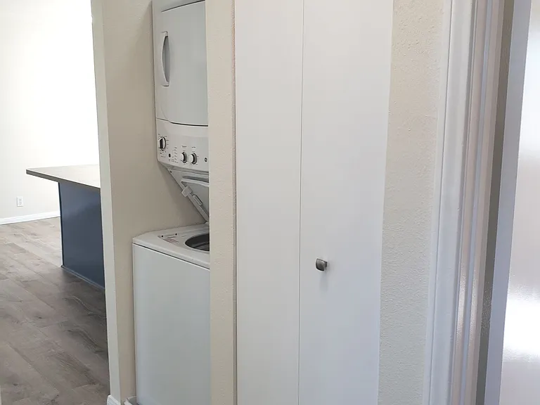 1261 Victor St #10 — Photo 10