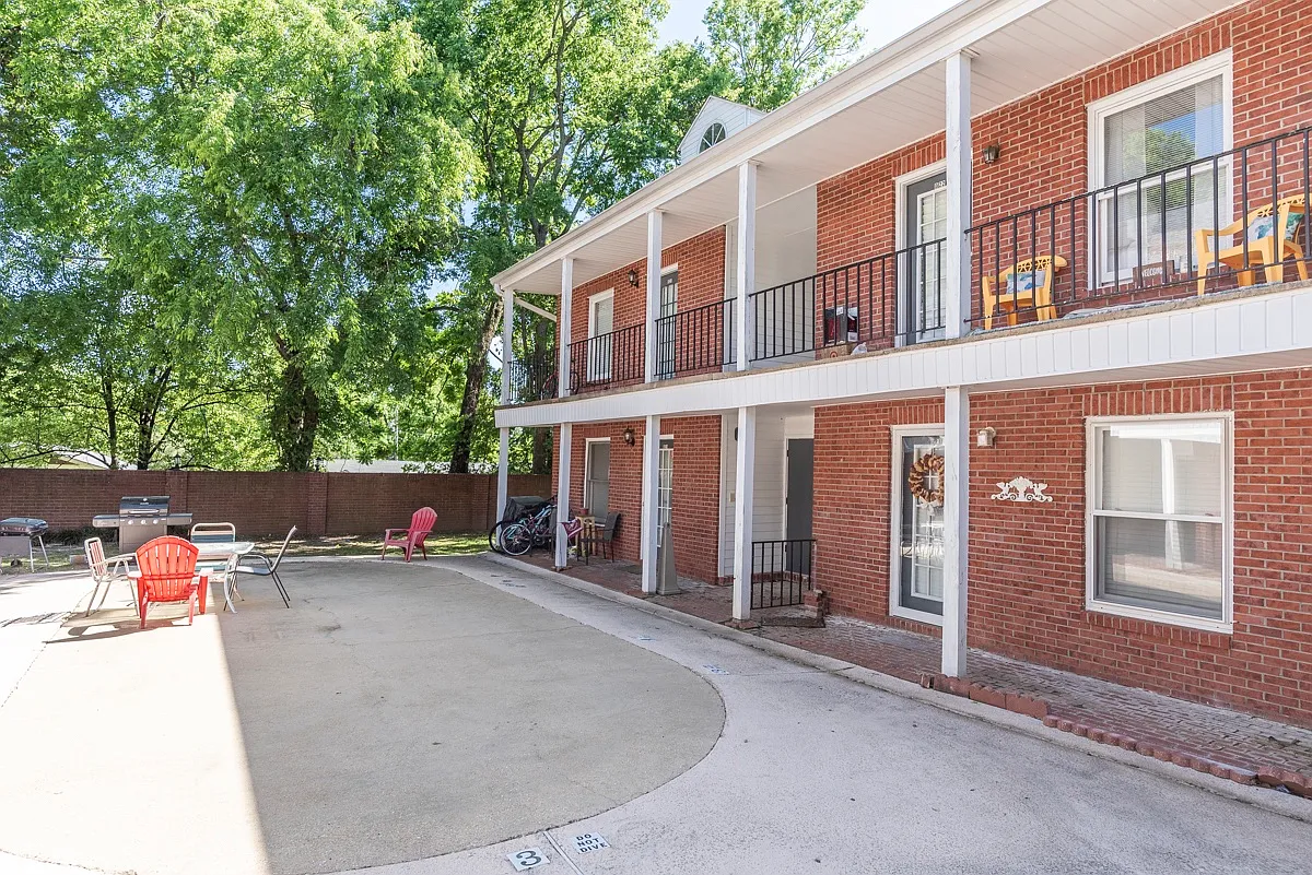 510 E Gillespie St — Photo 2