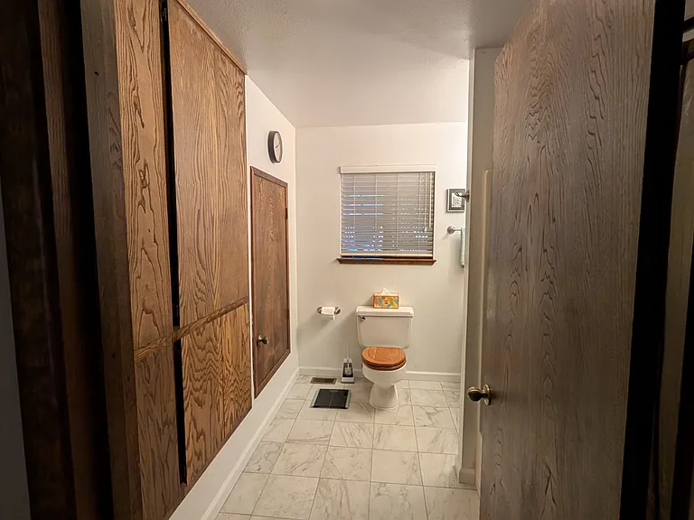 Bathroom (lots of storage)