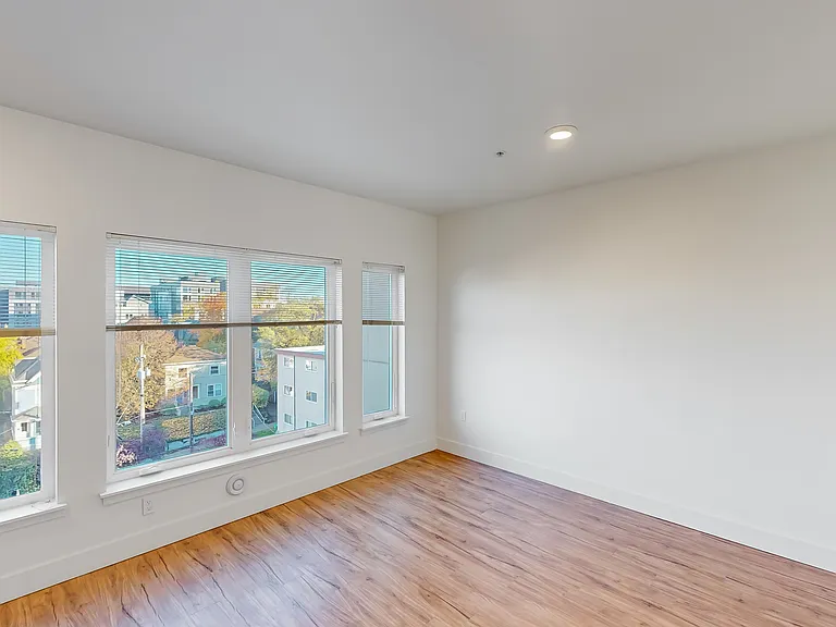 Dunn Motors Apartments — Photo 34