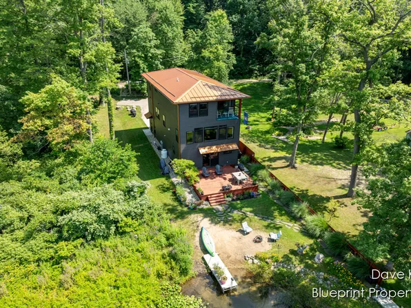 6840 Flower Dr, Delton, MI 49046