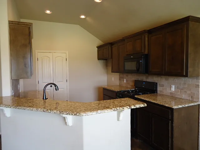 800 S Bouziden Dr — Photo 5