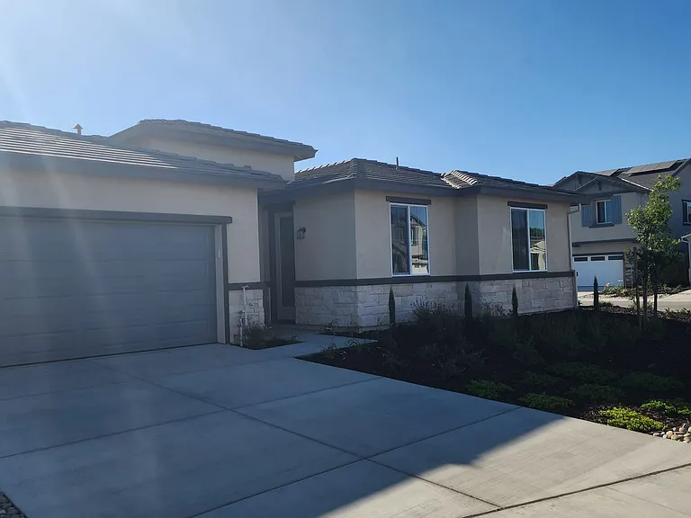 1449 Ascot Ln — Photo 2