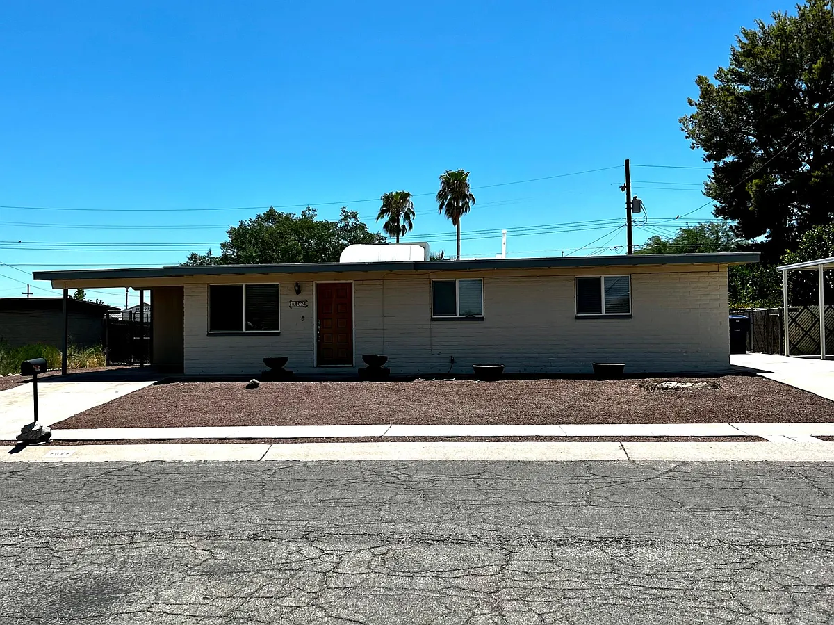 Building Photo - 8024 E Victoria Dr