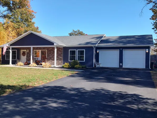 58 School St, Keeseville, NY 12944
