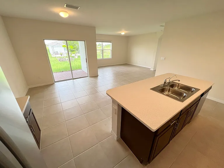 2518 NE 6th Pl — Photo 10