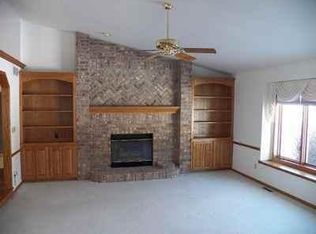 8752 W Willow Pointe Pkwy, Franklin, WI 53132