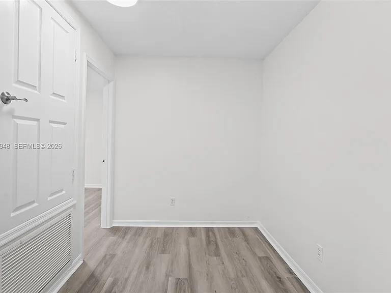 434 Castlemain Cir — Photo 31