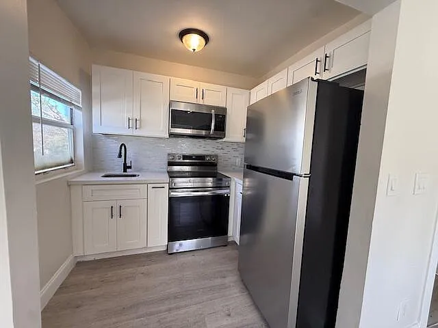 5 bed, 2.0 bath, 2500 sqft, $3,200 — Photo 3