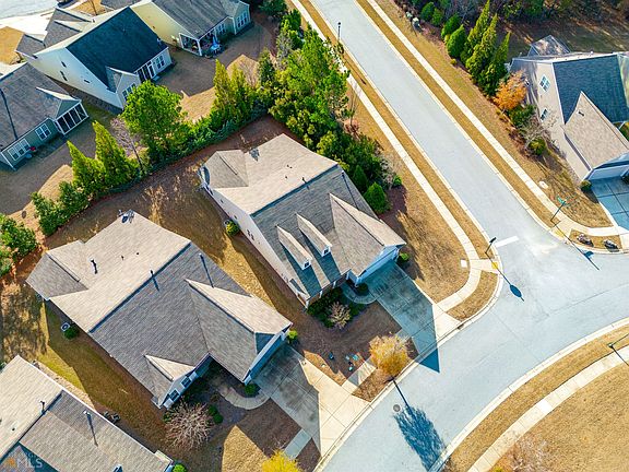 4th image of 400 Larch Looper Dr