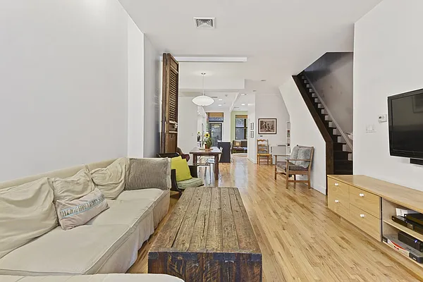 Rented by Besmatch Real Estate Inc | media 27