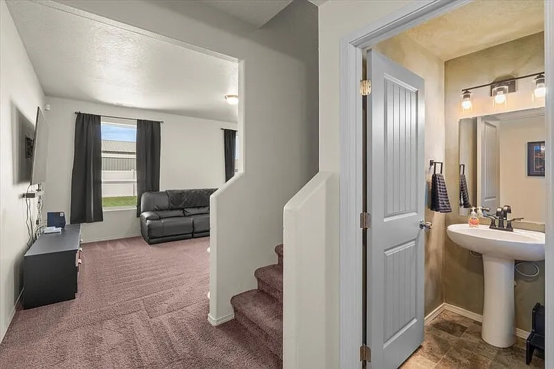 4 bed, 3.0 bath, 1858 sqft, $2,600 — Photo 3