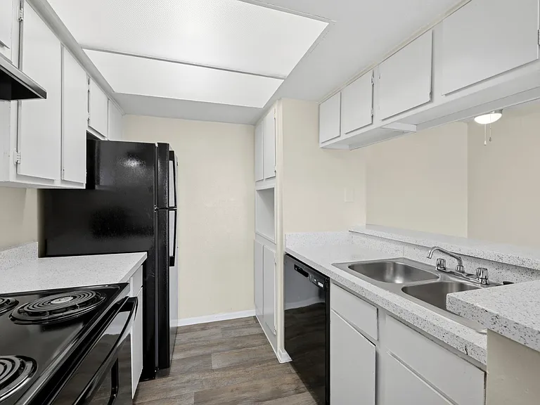 Westdale Pointe — Photo 17