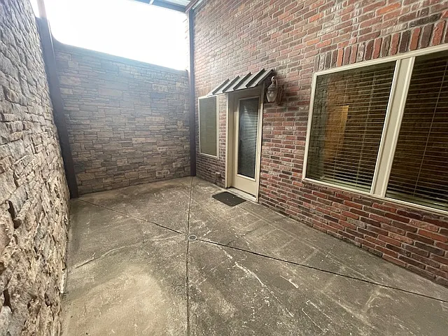 102 N Locust St — Photo 23