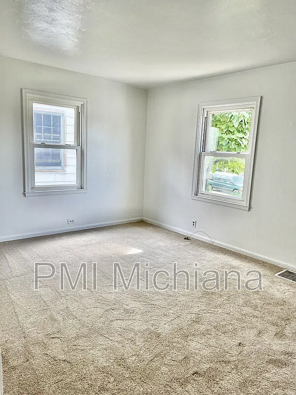 3 bed, 1.0 bath, $1,350 — Photo 3