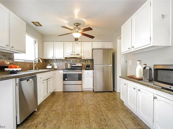 4th image of 13761 Grove Dr