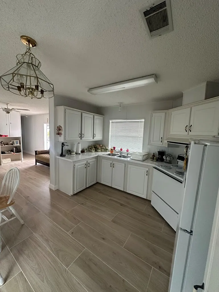 3 bed, 952 sqft, $3,900 — Photo 3