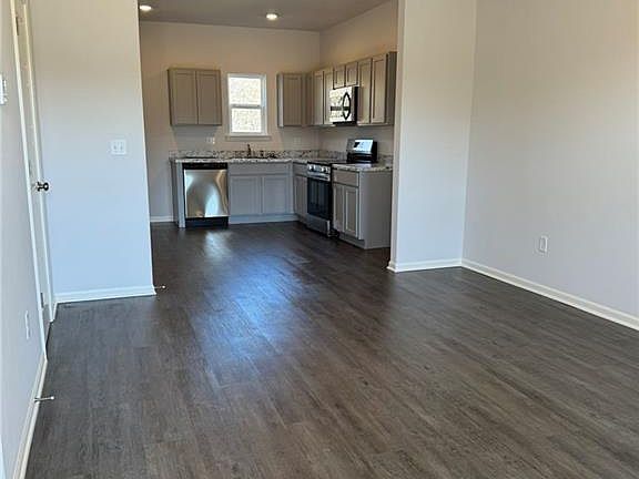 3rd image of 1001 Redbud Dr