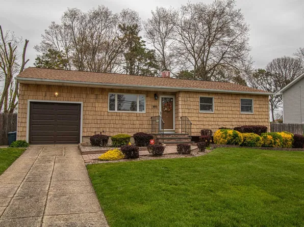 243 Manhasset St, Islip Terrace, NY 11752