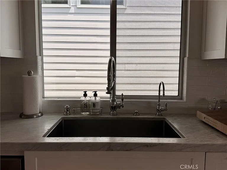 234 La Brea St — Photo 9