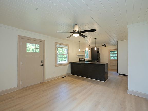 2nd image of 32 Essex Ct